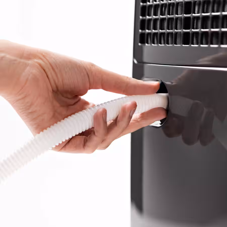 Hand aan de greep van de De'Longhi DDSX220WFA luchtontvochtiger